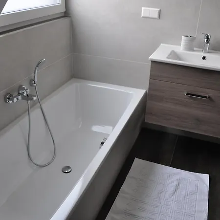 Neubau, Luxus, 3-zi Wohn Fuer Kaffeegeniesser *